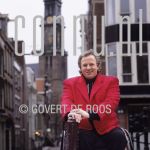 02-02-1995 Koos Alberts in Amsterdam 

[keywords]Singer, Smiling, Posed, Location, Half Length, Eyecontact[/keywords]